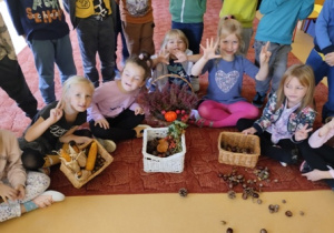 Dzieci prezentują dary jesieni